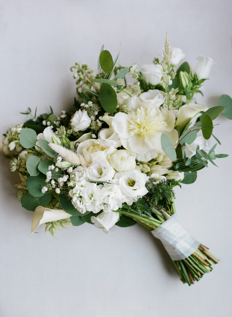 Jacqueline Anne Photography, Halifax wedding photographer captures wedding florals at Lightfoot and Wolfville.